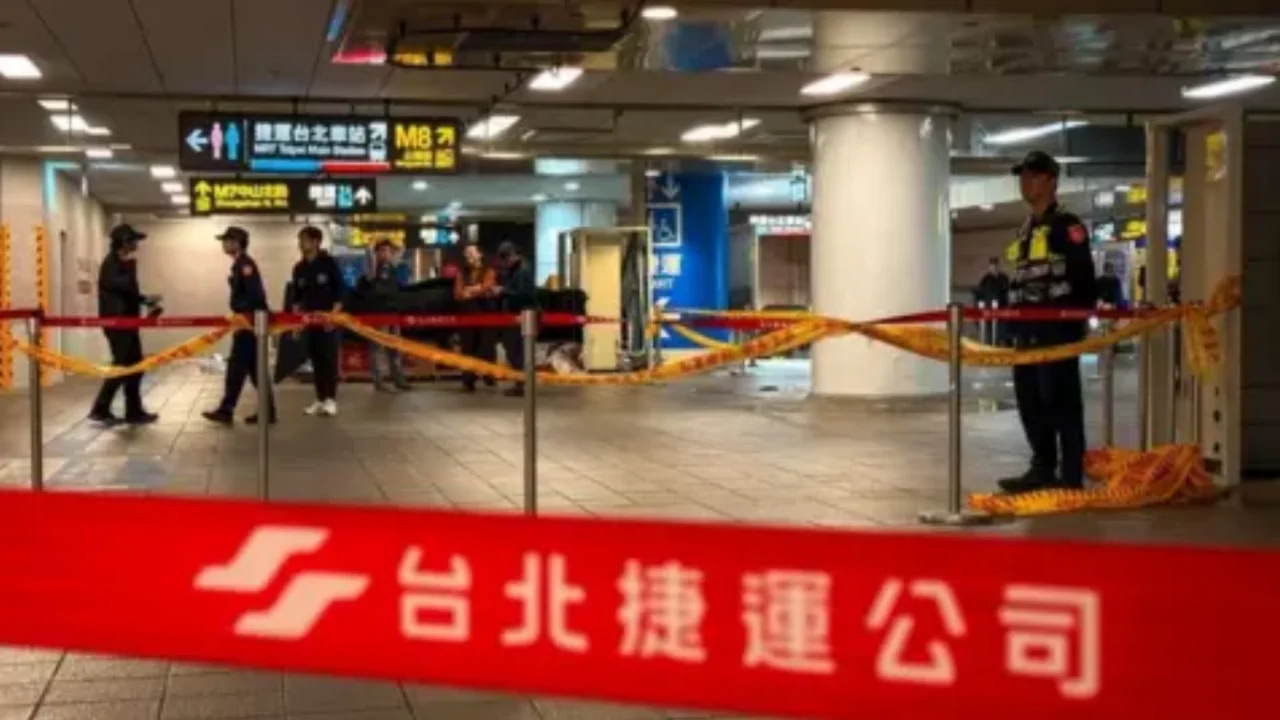 Knife attack in metro: three killed