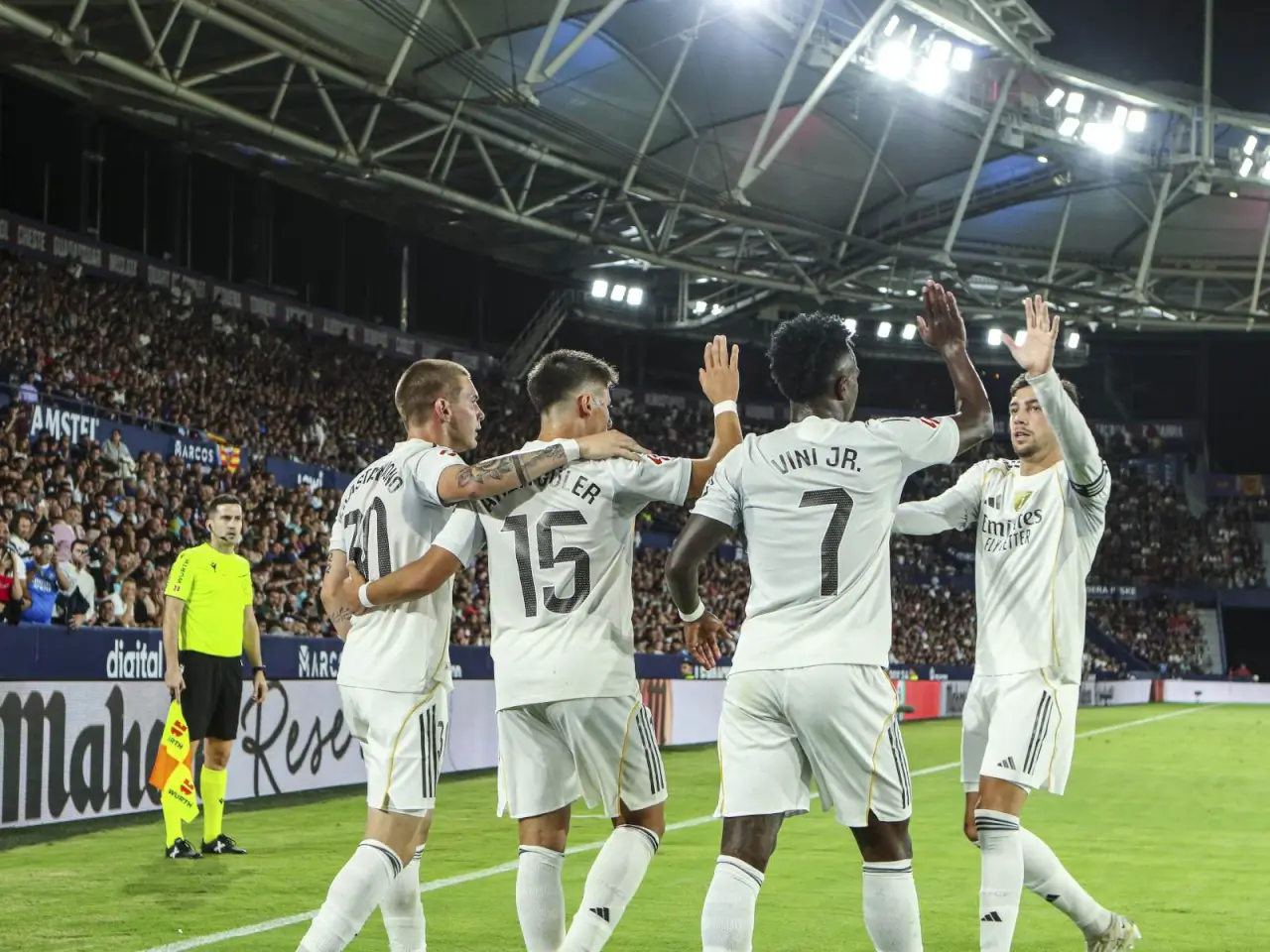 Real skautlari ikki yarim himoyachini kuzatishda davom etyapti