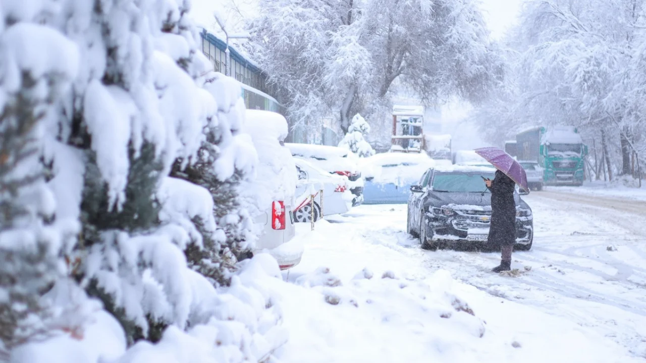 Завтра в отдельных регионах ожидаются снег и гололёд