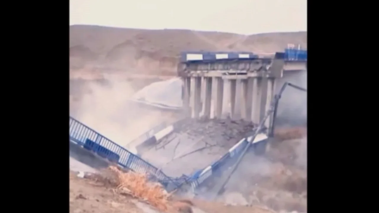 В Туркестане обрушился мост