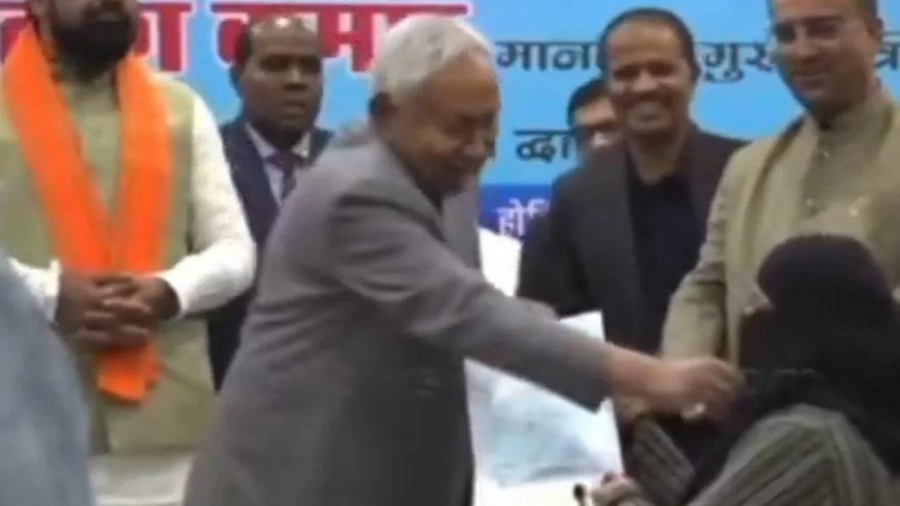 Ҳиндистонда бош вазир мусулмон аёлнинг ҳижобига аралашгани ортидан жиддий муҳокамалар марказида қолди