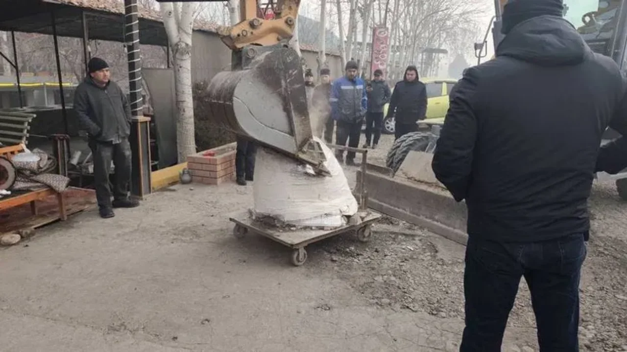 An unusual situation at the ecological raid: the governor himself paid for the broken tandoor!