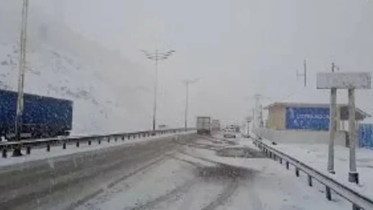 Perevalda tizza bo‘yi qor sababli vaqtincha yopilgan (video)