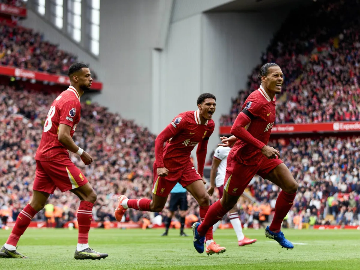 Gary Nevill: "Liverpool is falling apart"