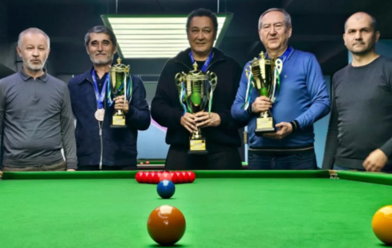 Снукер фахрийлари илк чемпионатда кутилган финални яратди