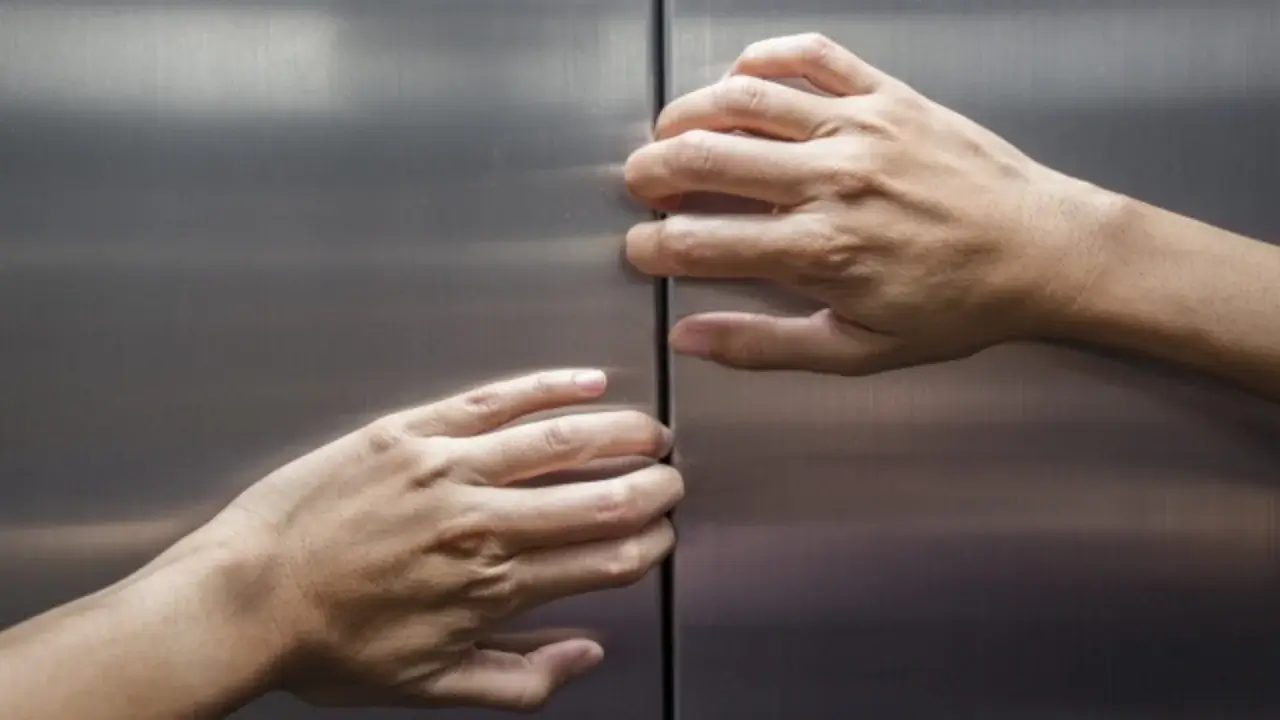 Сергелида лифтда бегона қизга шилқимлик қилган 18 ёшли йигит қамалди