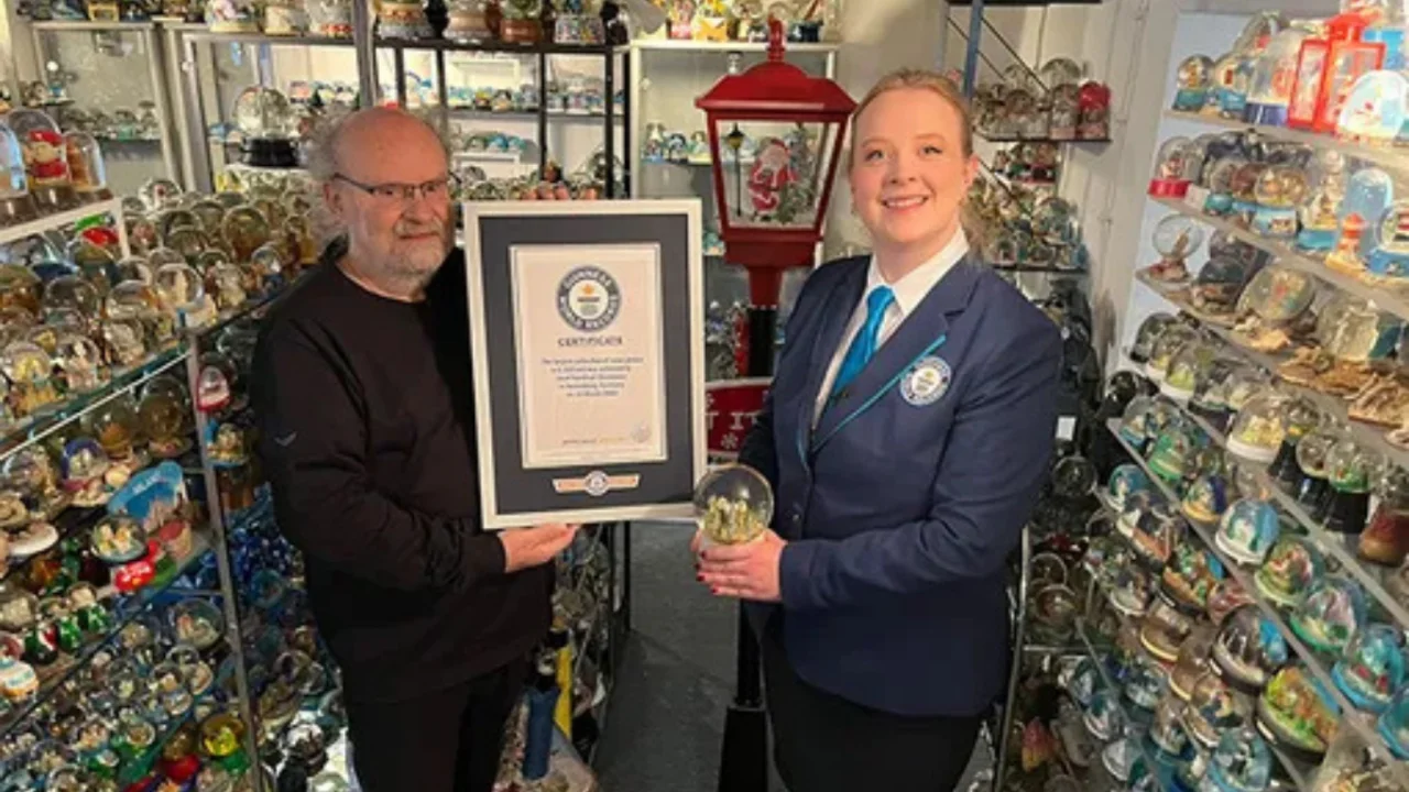 Немец установил мировой рекорд, собрав коллекцию из 11 тысяч снежных шаров