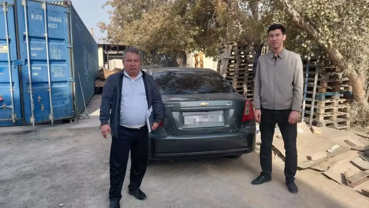 Karakalpakistan'da caminin yakınında saklı bir araba bulundu