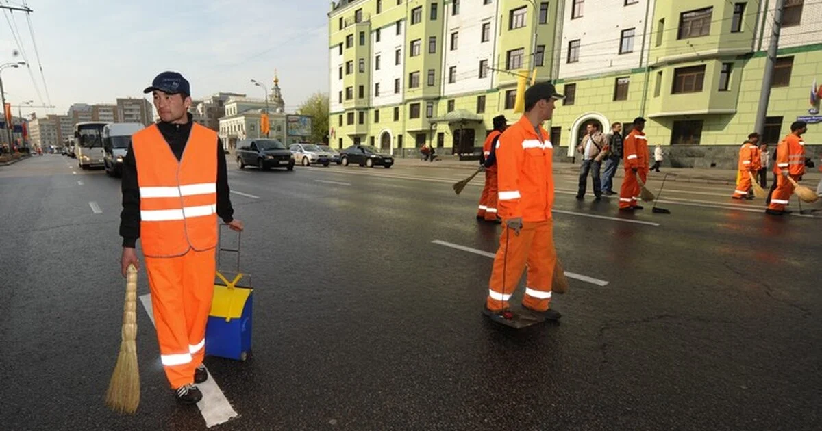Москва мэри: "Мигрантлардан норози бўлганлар қўлига супурги олсин!"