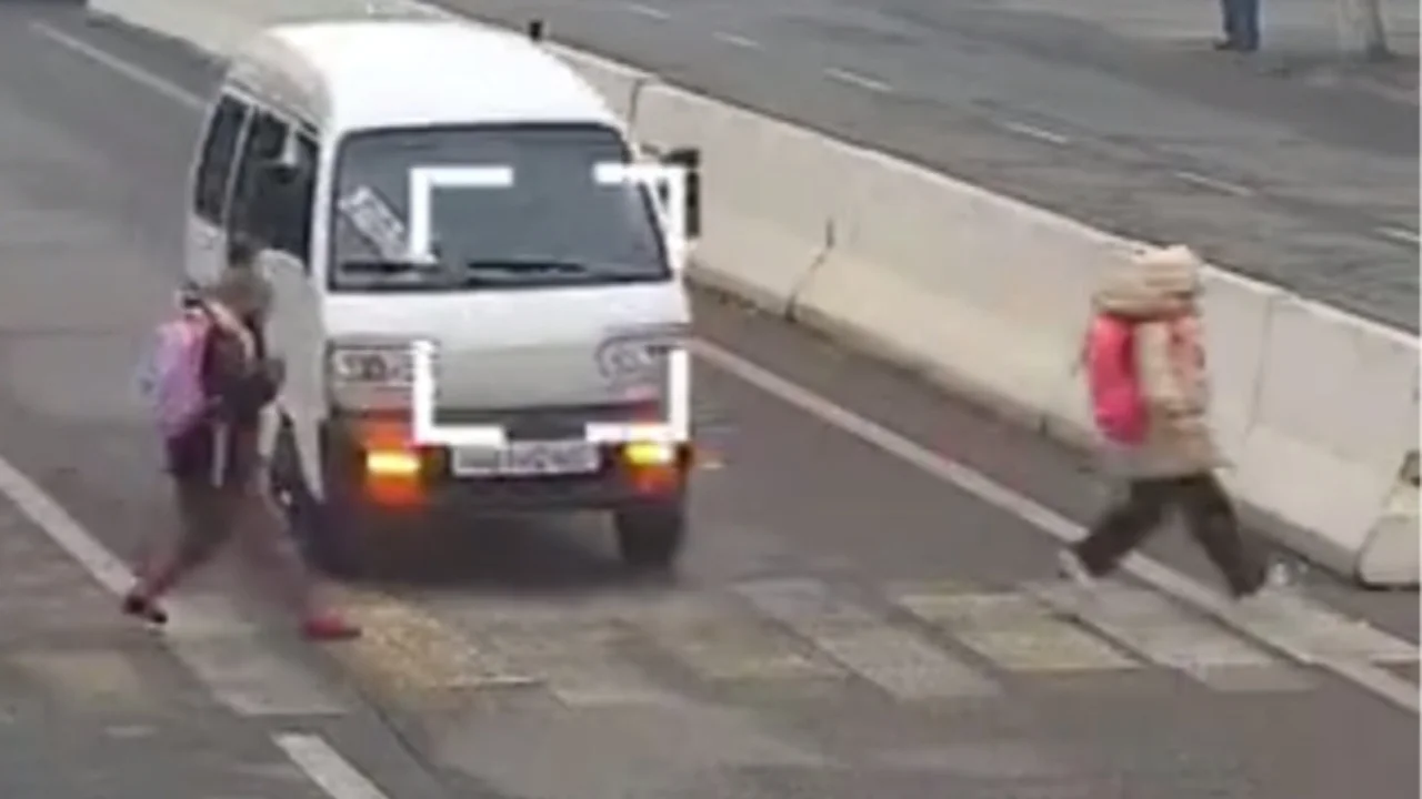 Neredeyse çocukların üzerinden geçecek sürücüye ceza kesildi