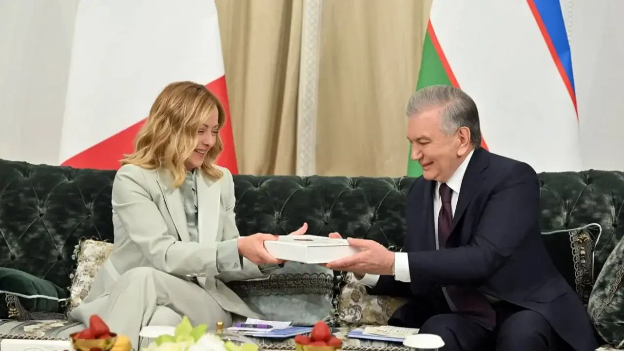 Нима сабабдан Италия бош вазири Шавкат Мирзиёев берган совғани сотмоқчи бўлди?