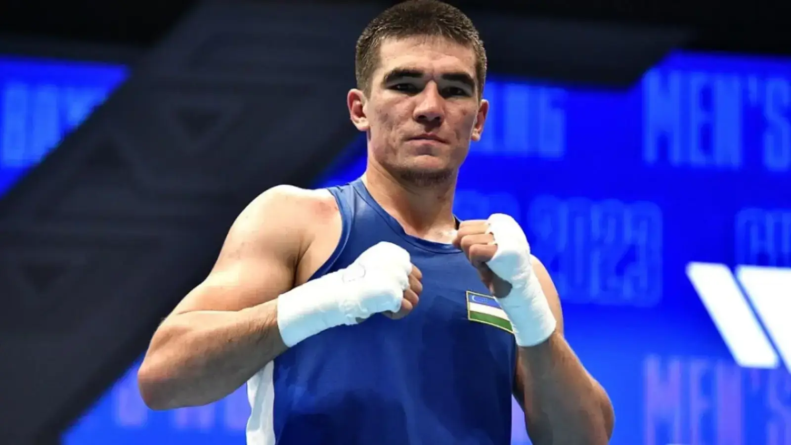 Ҳумо аренада бокс оқшоми: Аълохон Абдуллаев ишончли ғалаба қозонди