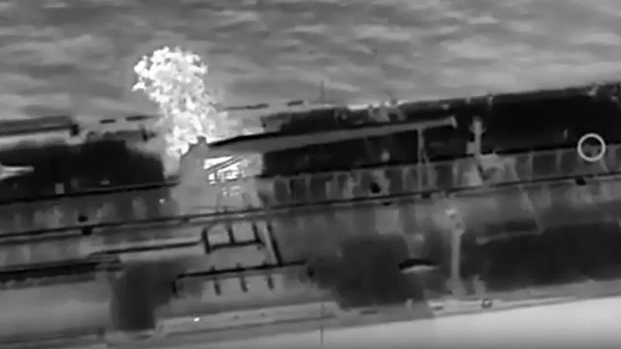 УХХ Ўртаер денгизида Россия «яширин флоти» танкерини йўқ қилди (видео)