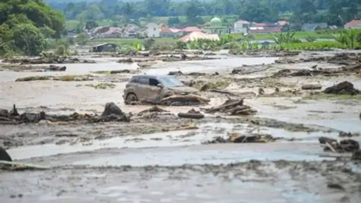 Наводнения в Индонезии: президент отказывает в помощи