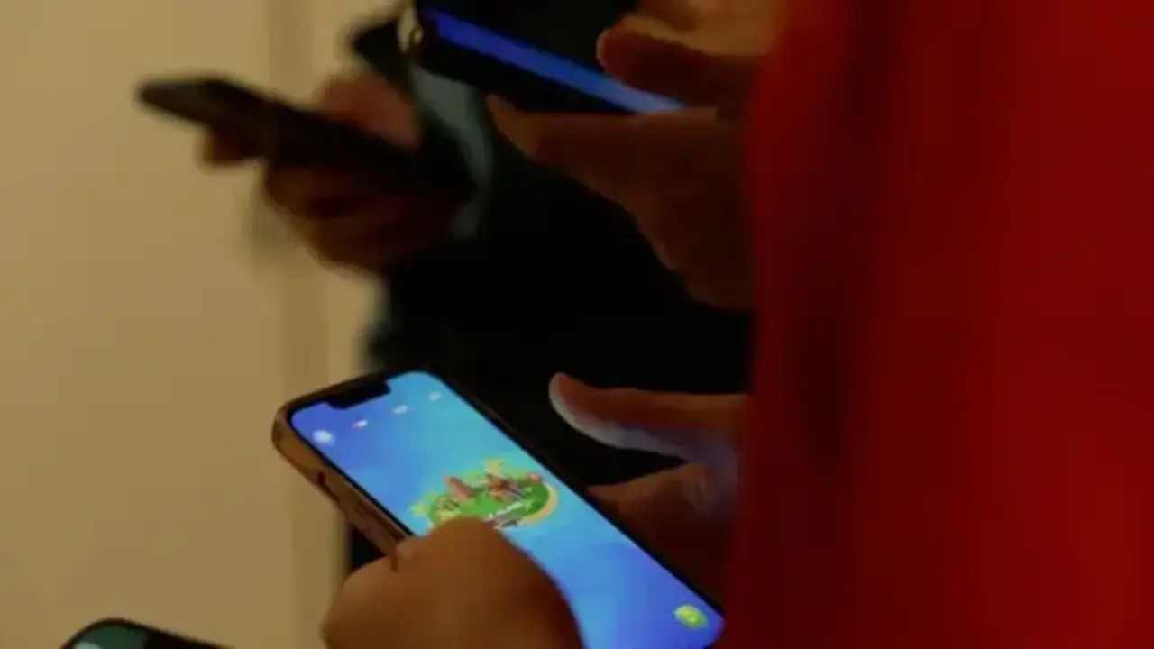 Франция жастарының психикалық денсаулығы үшін телефонға тыйым салу кеңейтілуде