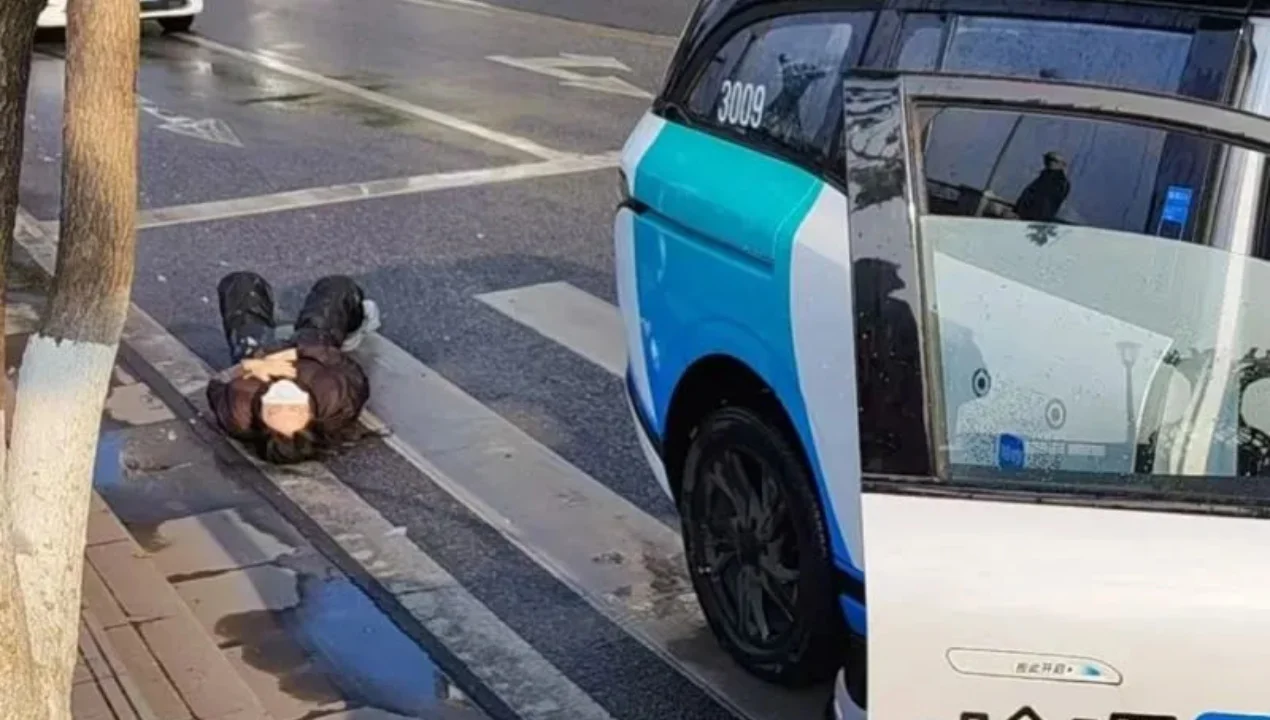 Robotaksi piyoda o‘tishi joyida jabrlanuvchilarni urib yubordi: tergov boshlandi