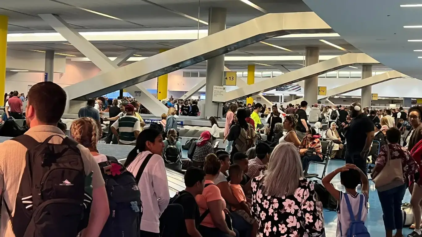 AQSHda qor bo‘roni: 1600 dan ortiq aviareys bekor qilindi