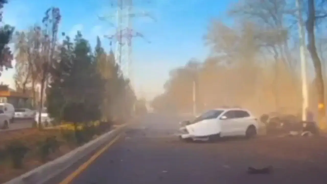 Amazing accident in an apple orchard: a car splits in two (video)