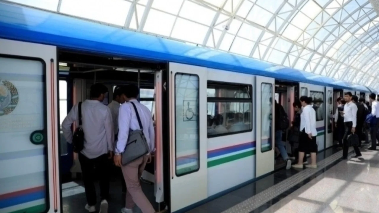 Йўловчи ҳаракати сабаб метро поезди эшиклари ишдан чиқди