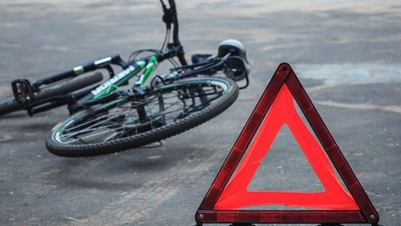 В Андижане водитель Tracker сбил молодого человека на велосипеде