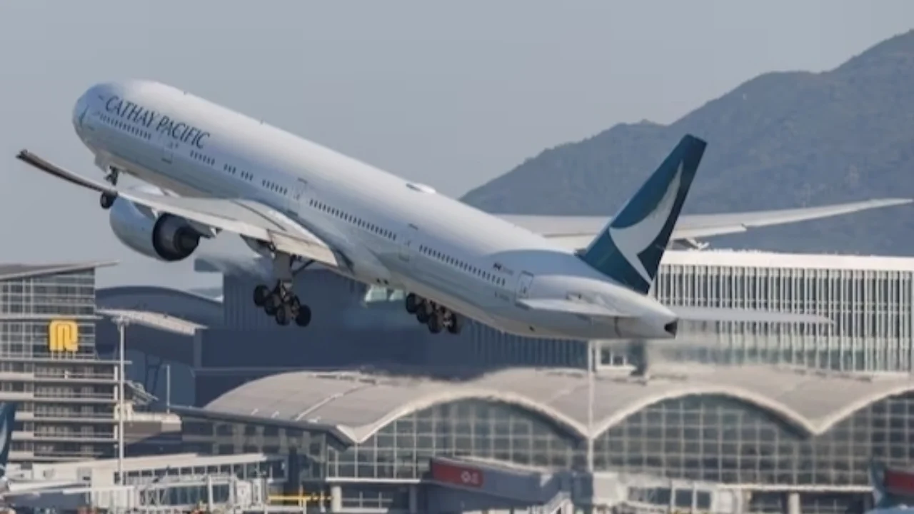 Гонконгда самолёт эшигини очмоқчи бўлган йўловчи ҳибсга олинди