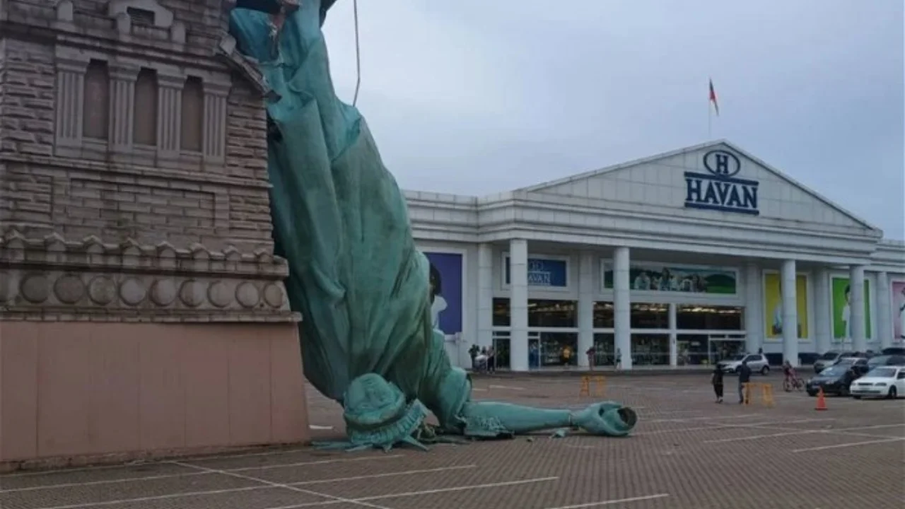 Şiddetli rüzgar nedeniyle 35 metrelik Özgürlük heykelinin kopyası düştü