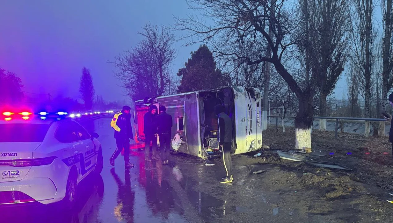 Янгийўлда юк машинаси автобус билан тўқнашди