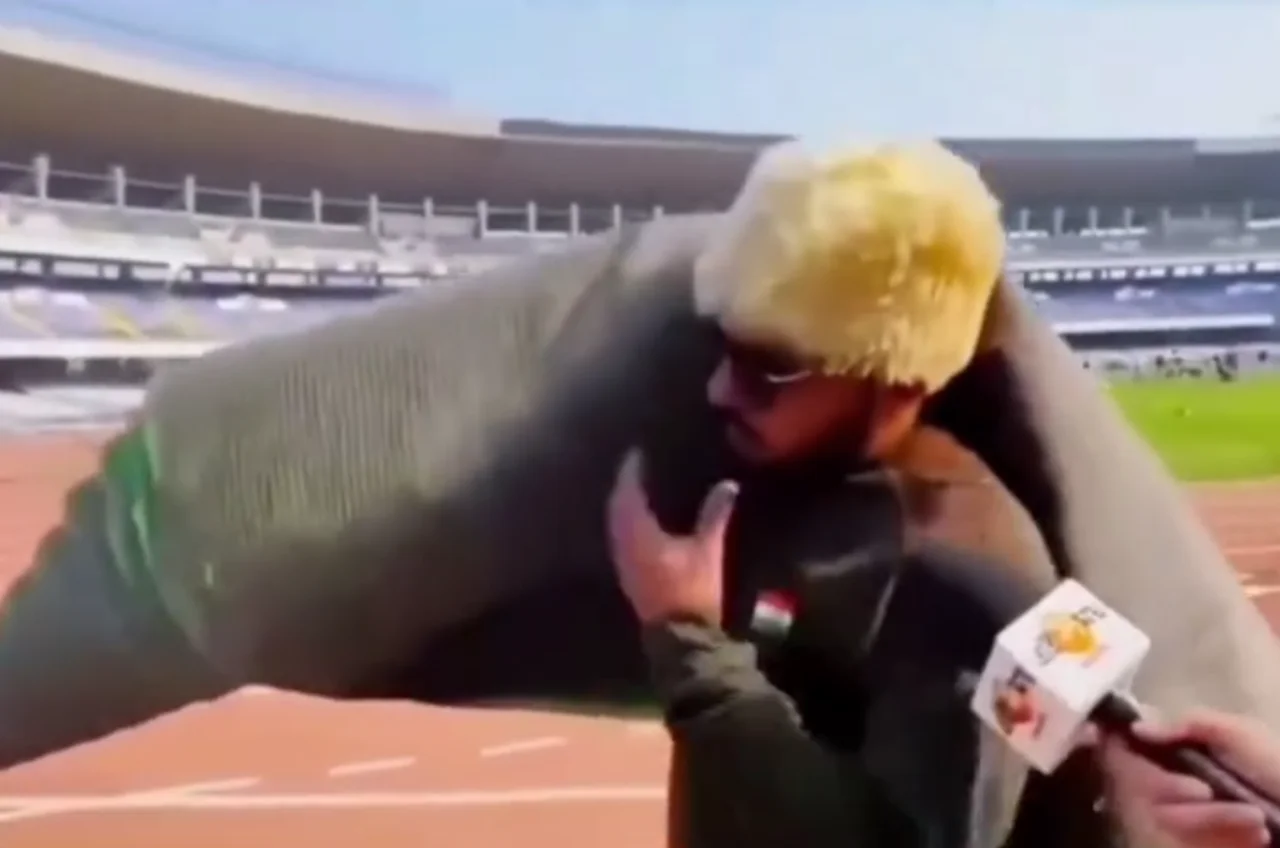 Фанат, ожидавший Месси, вернулся со стадиона с ковром (видео)