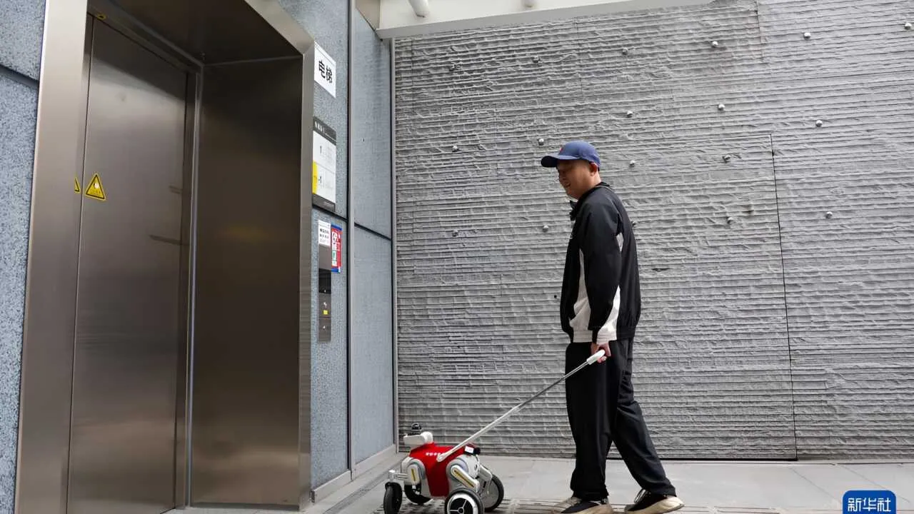 Шэньчжэнь метросида робот йўлбошчи синовдан ўтказилмоқда