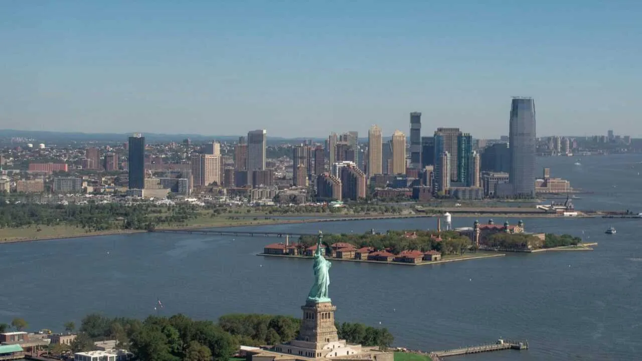 Tramp yetti davlat fuqarolari uchun AQSHga kirishni yopdi