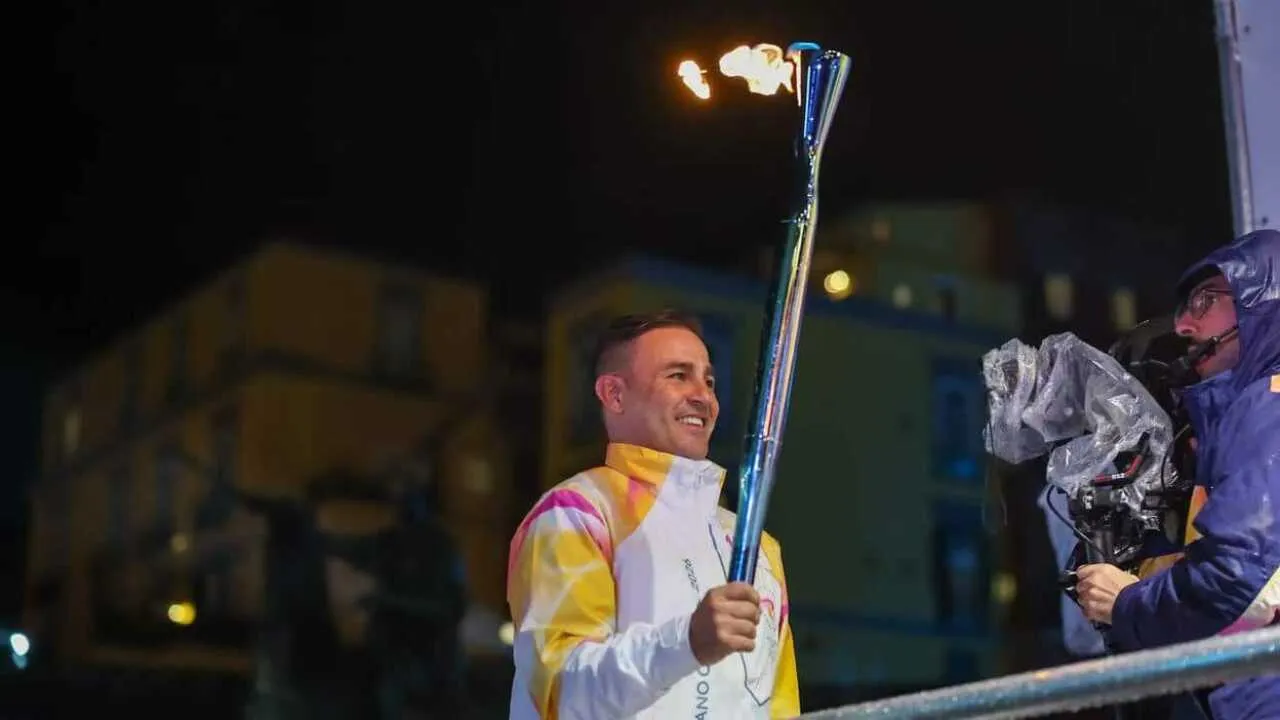 Сообщается, что Фабио Каннаваро пронес Олимпийский огонь в Неаполе