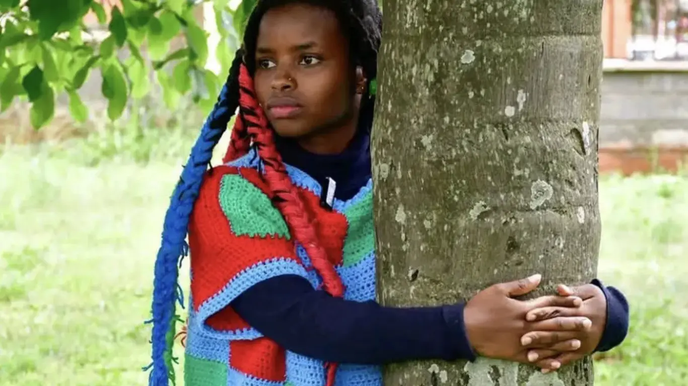 Кениялик экофаол уч кун давомида дарахтни қучоқлаб, жаҳон рекордини ўрнатди