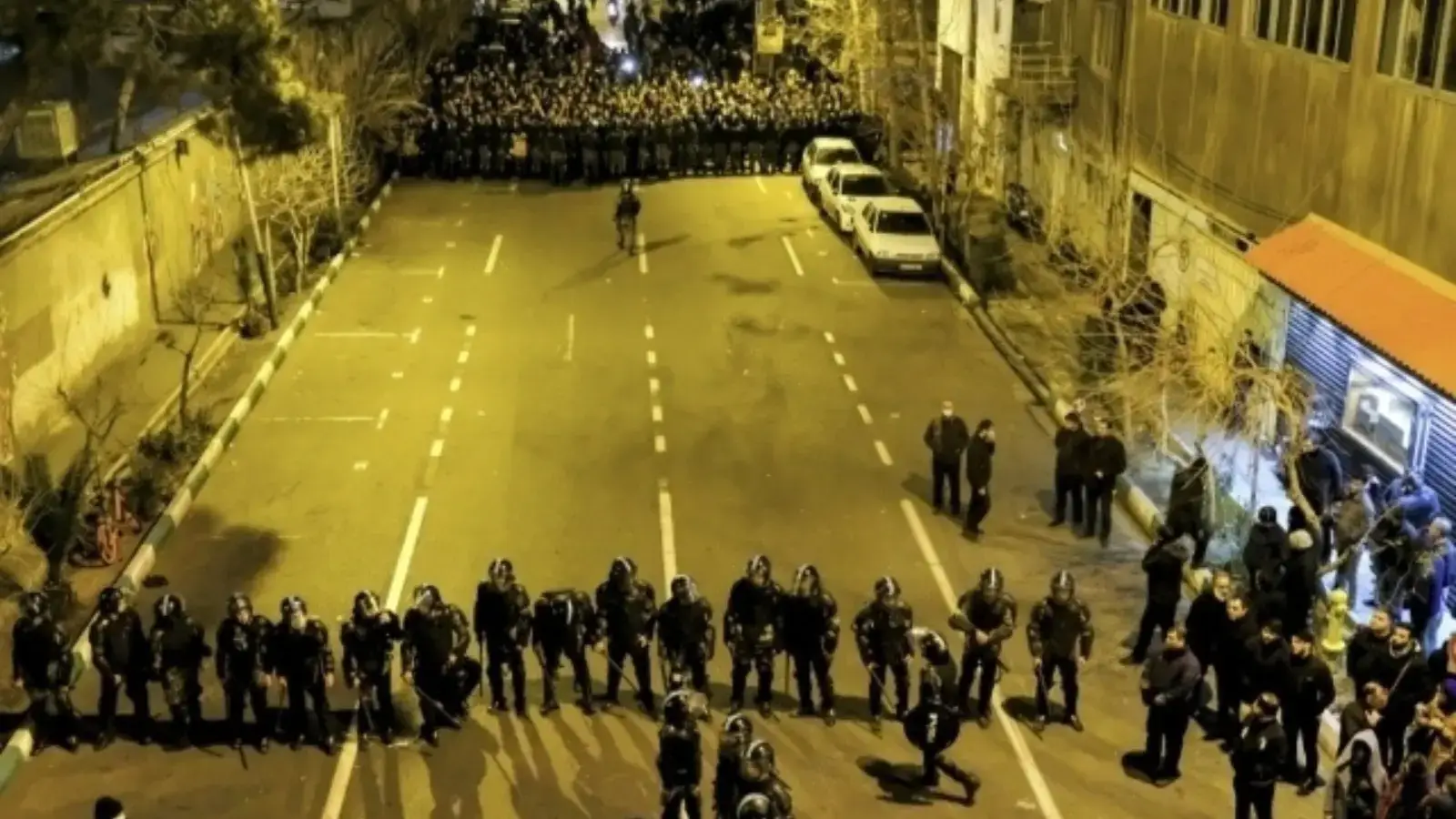 Эронда намойишлар кенгаймоқда: икки шаҳар “қўлга ўтди”ми? (видео)