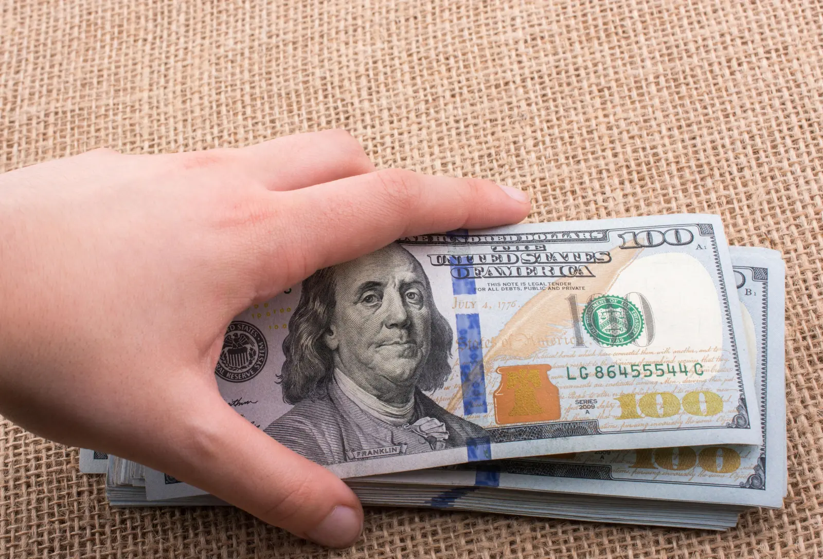 Фарғонада божхона пости раҳбари 5 минг доллар пора билан ушланди