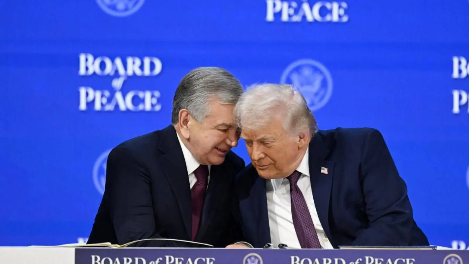 Шавкат Мирзиёев подписал устав "Совета мира" в Давосе