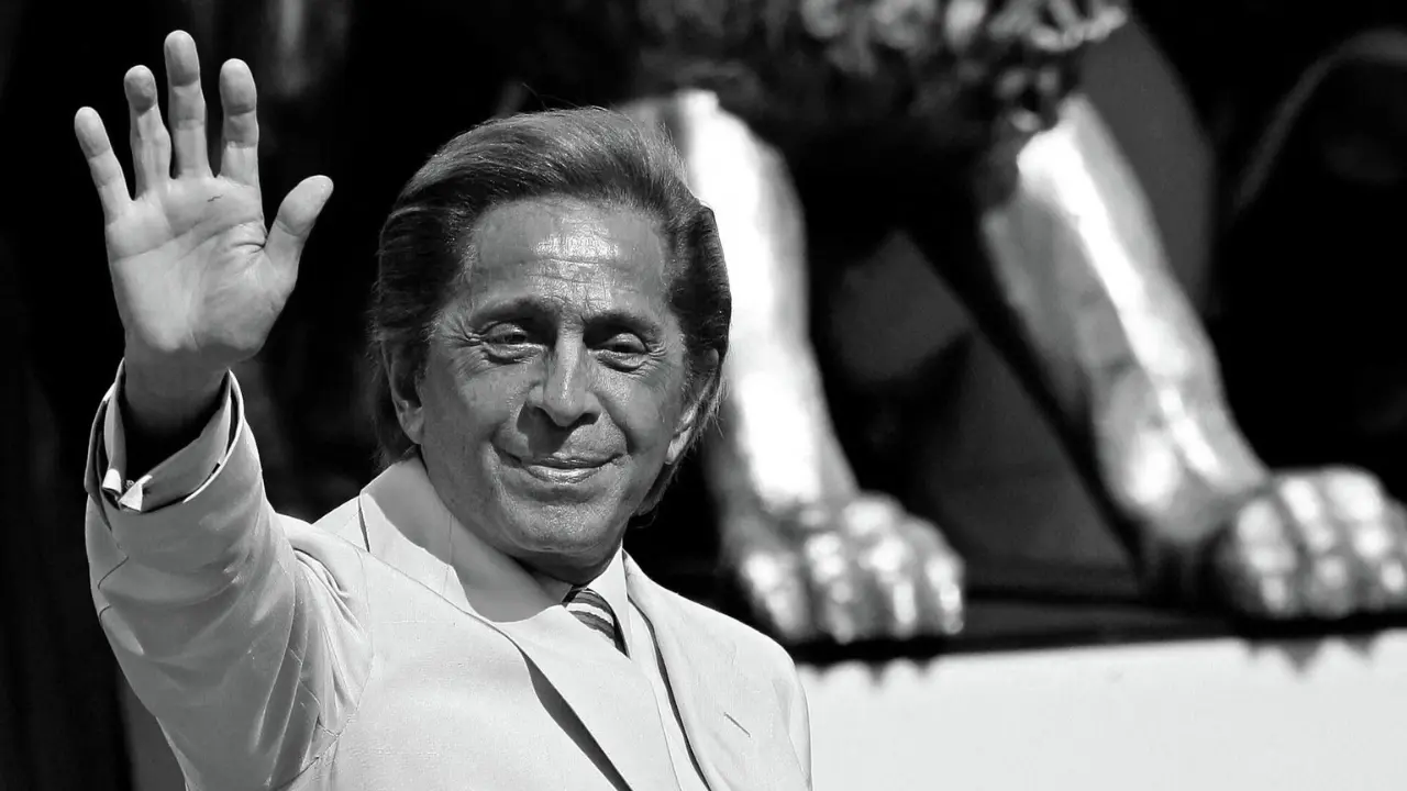 Дизайнер, известный как "Valentino red," скончался в Риме в возрасте 93 лет