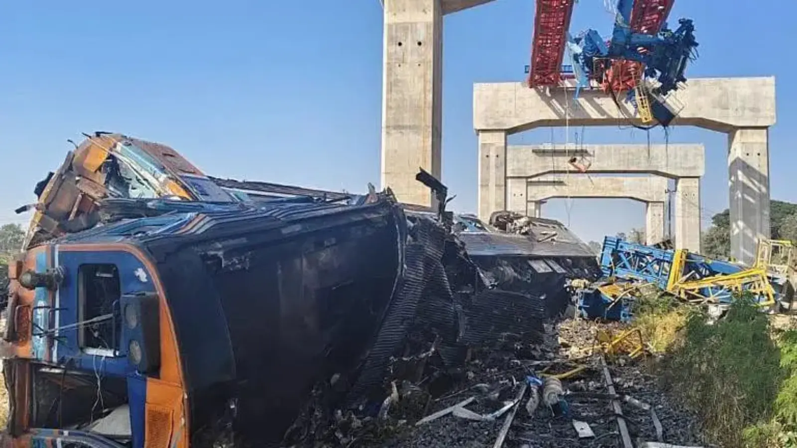 Таиландда кран поезд устига қулади: 22 нафар қурбон, 80 киши яраланган