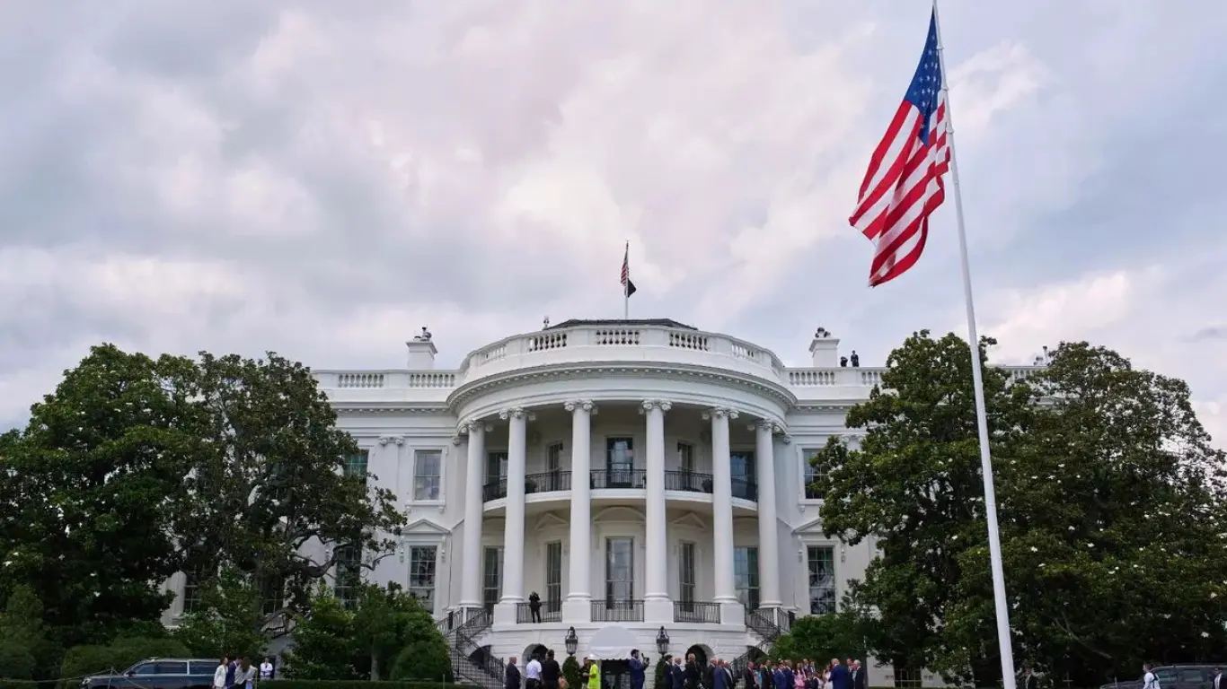 Oq uy: Eronda 800 kishi hayoti saqlab qolindi