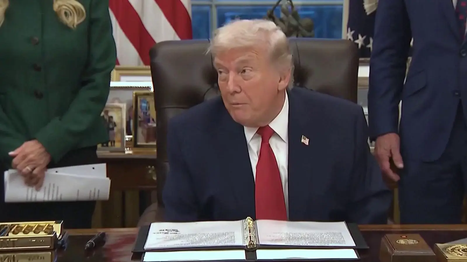 Trump, Küba'ya petrol tedarikçilerini tarifelerle tehdit etti