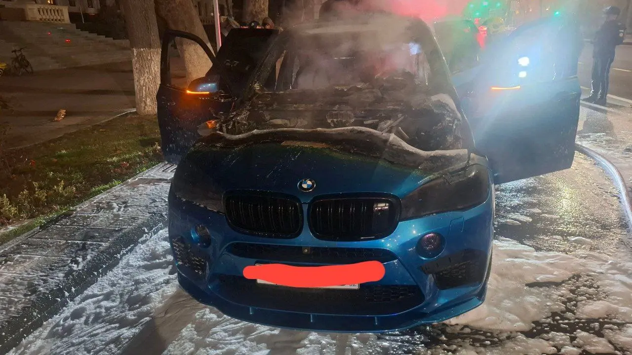 Shayxontohurda tunda mashina yonib ketdi