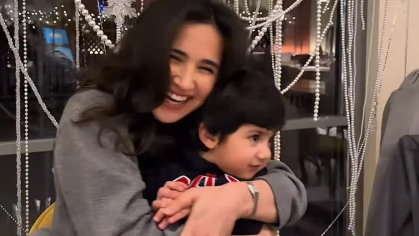 «Бұл бала кімге ұқсайды?» — Дурдона Қурбонова Имронның ұлымен (видео)