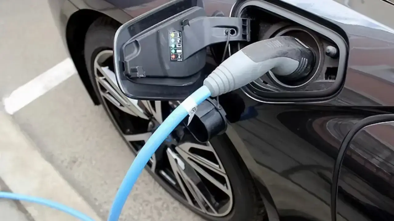 Электромобил зарядлаш ускуналари божхона тўловларидан озод этилди