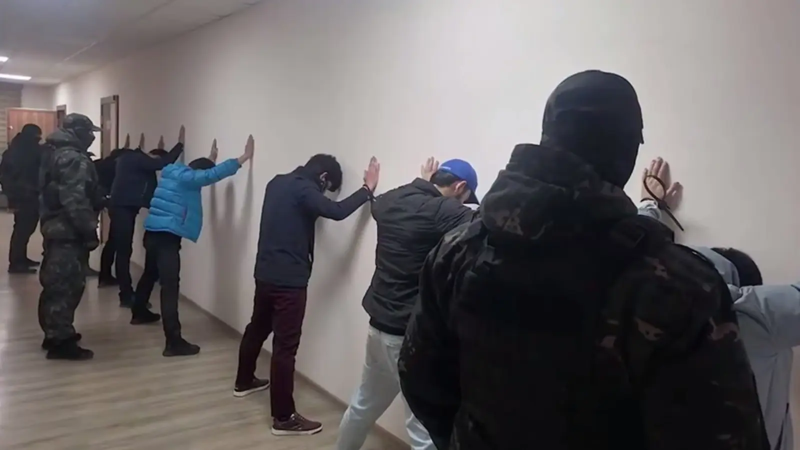 Одамларни қўрқитиб, пул ундириб келган ўсмирлар қўлга олинди (видео)