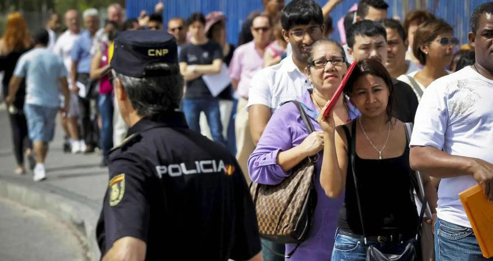 Испания 500 мингга яқин мигрантларга легал мақом беради: баҳс кучайди