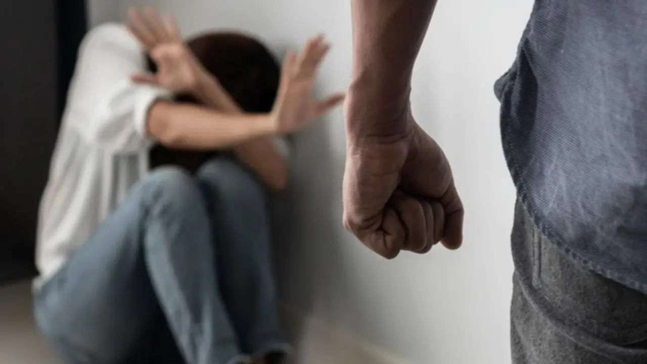 Мужчина был заключен в тюрьму за то, что не отправил жену на свадьбу, заперев ее в подвале