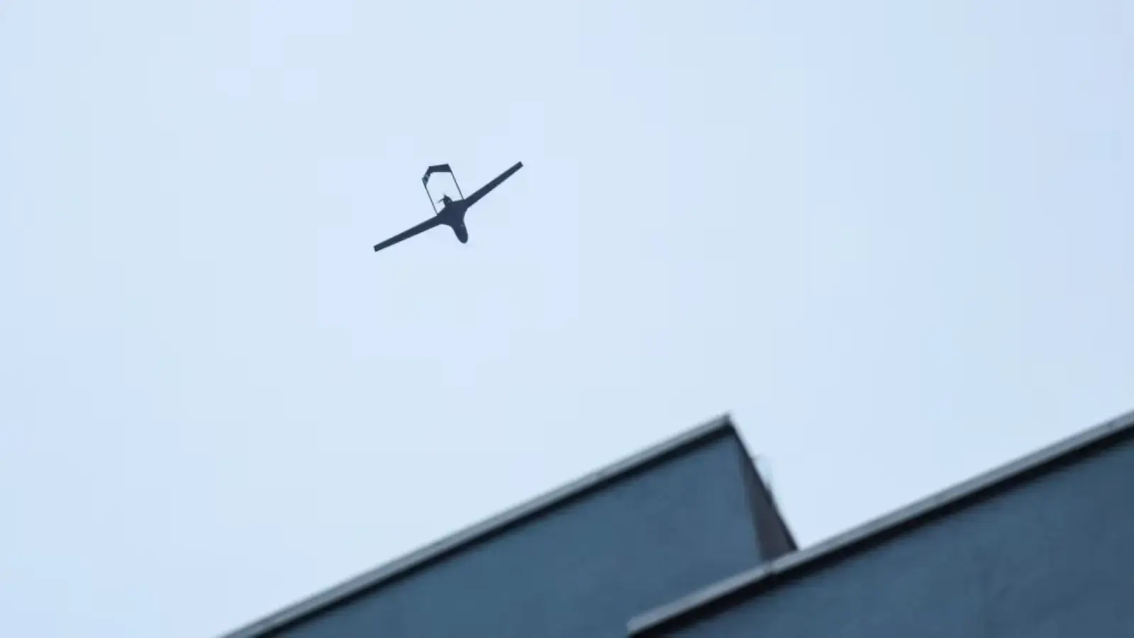 Москва осмонида дронлар галаси: аэропортлар тўхтади, зарбалар кучайди