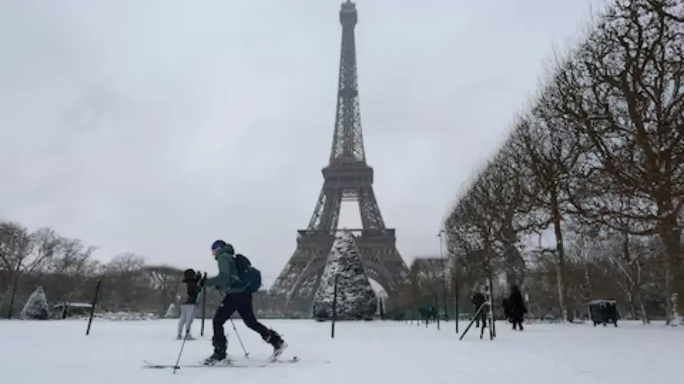 Из-за снега пассажиры ночуют в аэропорту, Париж наполнен лыжниками
