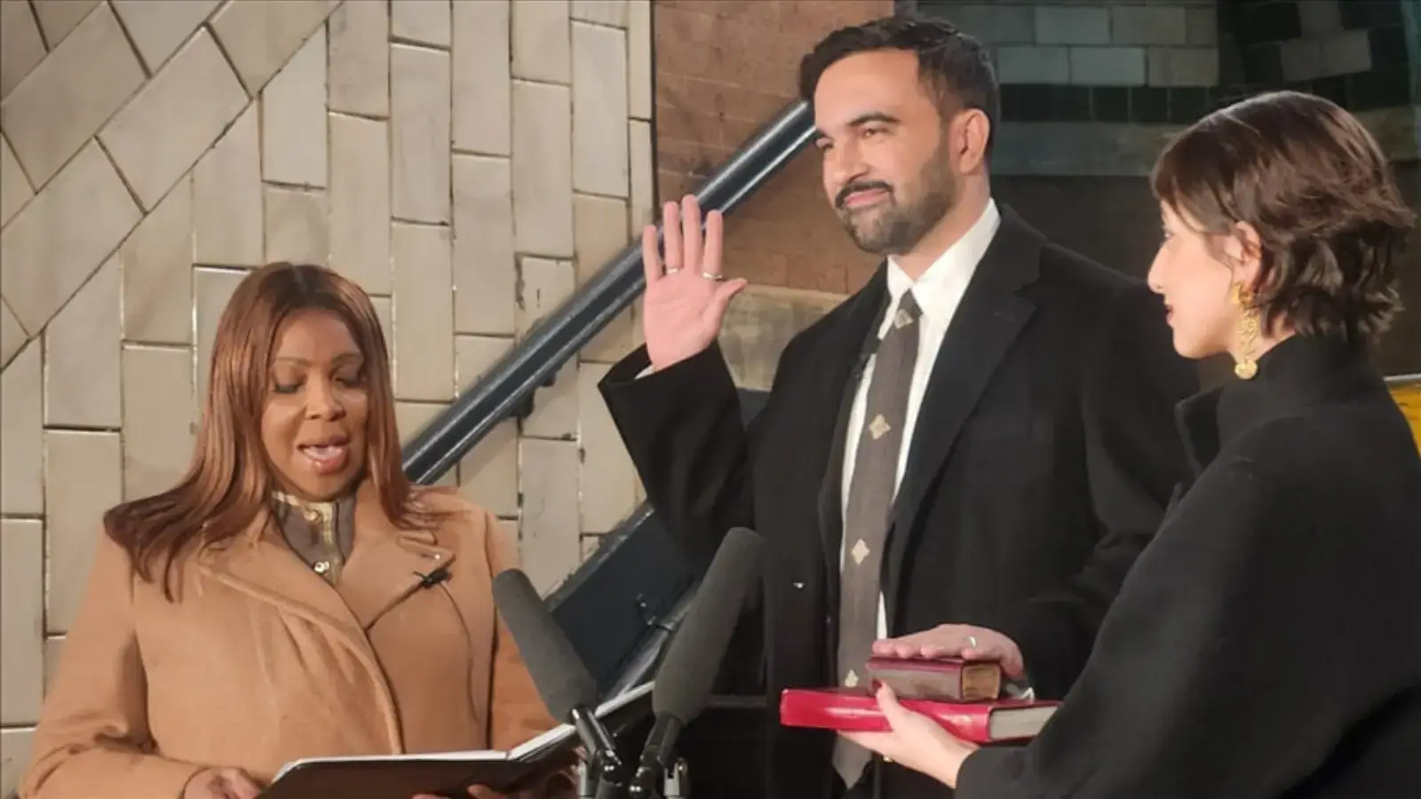 Нью-Йорк тарихында алғаш рет: жаңа мэр Құранмен ант берді