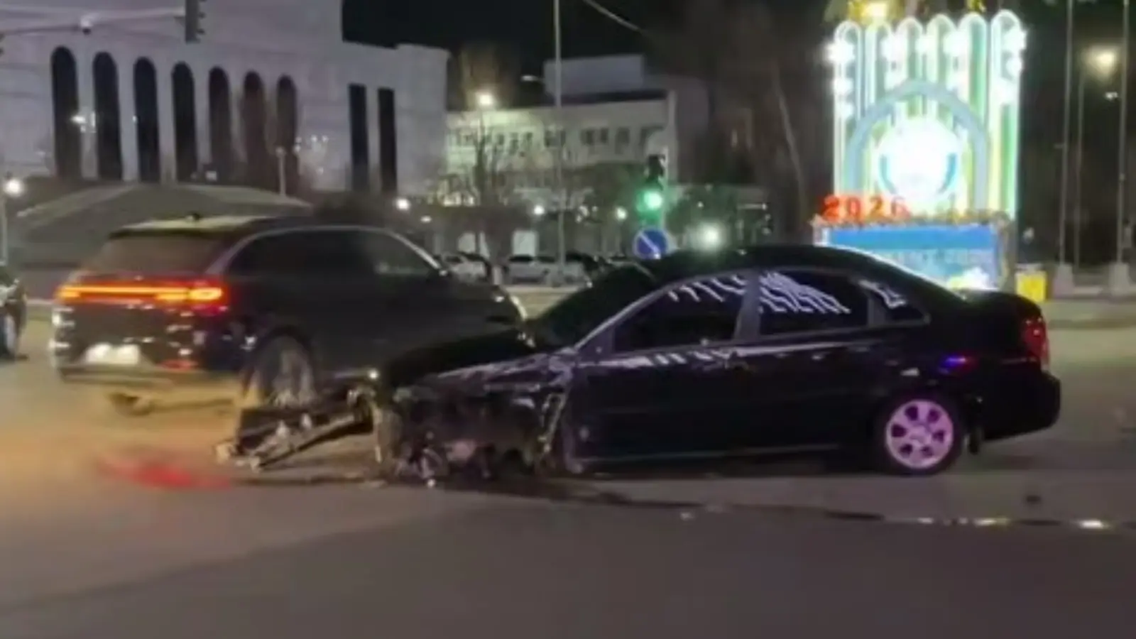 Ташкентте үш көлік соқтығысып, Porsche жүргізушісі зардап шекті