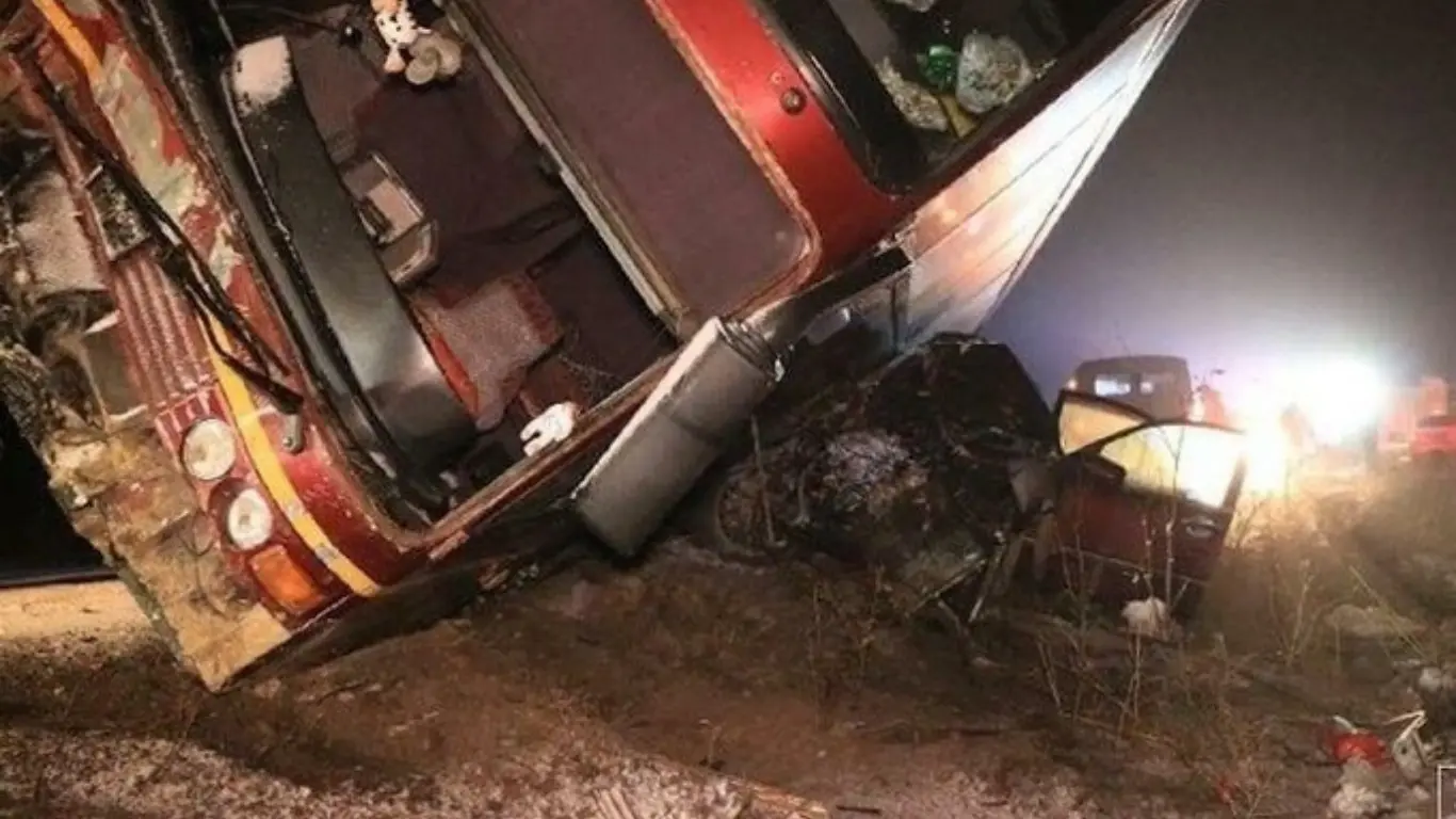 Kazakistan'da bir otobüs devrildi ve dört kişi öldü